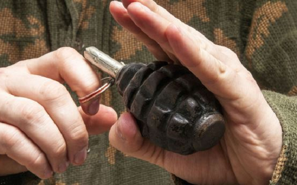 Lựu đạn là một hình thức của thuốc nổ được người Trung Quốc phát minh vào khoảng năm 1.000 sau Công Nguyên. Đến thế kỷ thứ 15, 16 thì người châu Âu cũng phát triển được các phiên bản tương tự như “lựu đạn” của người Trung Quốc.