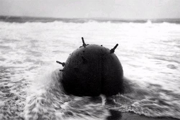 Thủy lôi cũng được sử dụng thành công ở Trung Quốc thời trung cổ, chỉ 100 năm sau chúng lần đầu tiên được mô tả trong các tài liệu của một xạ thủ người Trung Quốc, cũng được sử dụng để chống lại những tên cướp biển wokou của Nhật Bản vào thế kỷ 16.