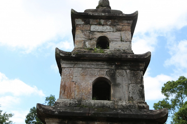 Tầng thứ hai của tháp lưu lại 5 chữ Hán trên nền hình tròn nổi “Thiên cơ thân đức tạo” (người đức độ, cần mẫn tạo dựng nền tảng). Tầng thứ ba đặt hai pho tượng đúc bằng đá, bên ngoài có ba chữ Hán đắp nổi “tinh nhật nguyệt”.