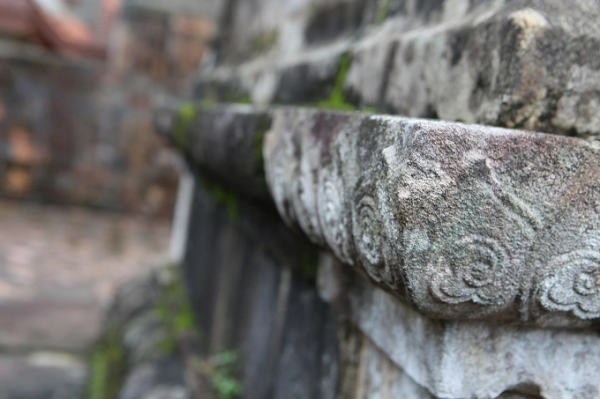 Điểm đặc biệt là toàn bộ ngôi tháp được tạo ghép bằng những phiến đá màu gan gà. Các phiến đá được ghép phẳng, vuông thành sắc cạnh, khi ghép vào nhau kết liền không có vữa lót kết dính.