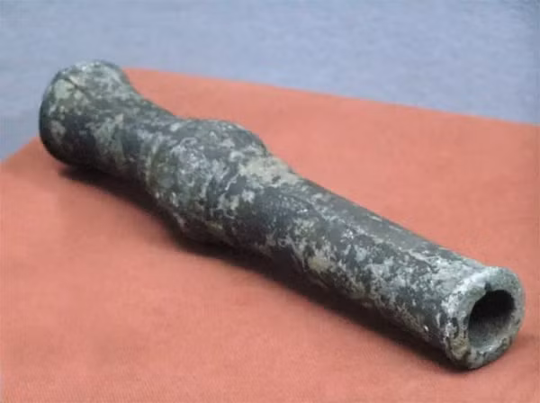 Ít ai biết rằng, Đại bác cầm tay ra đời vào thế kỷ 13 ở Trung Quốc dưới triều nhà Nguyên. Khẩu pháo được đúc bằng đồng, có khả năng bắn ra đạn sát thương tầm gần. Tuy khẩu súng khá thiếu chính xác nhưng tiếng nổ và lượng khói nó tạo ra đủ đe dọa kẻ địch.