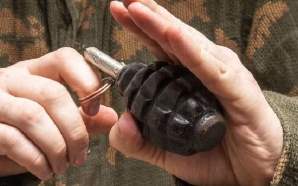 Lựu đạn là một hình thức của thuốc nổ được người Trung Quốc phát minh vào khoảng năm 1.000 sau Công Nguyên. Đến thế kỷ thứ 15, 16 thì người châu Âu cũng phát triển được các phiên bản tương tự như “lựu đạn” của người Trung Quốc.