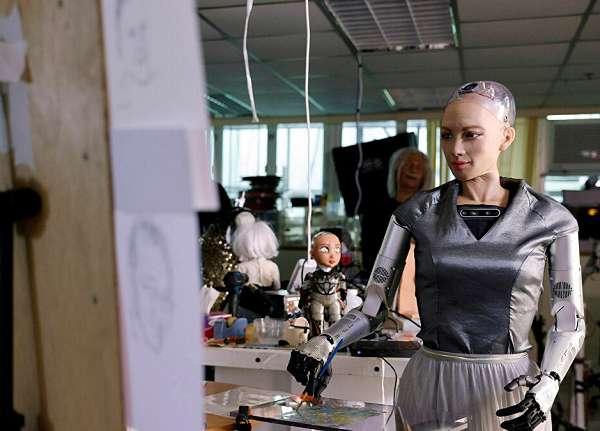 Điều này có nghĩa là càng "sống lâu", Sophia càng trở nên thông minh hơn và thích nghi tốt với xã hội loài người.