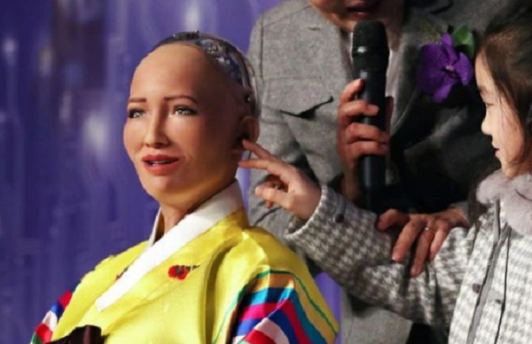 Hành động vẽ tranh của Sophia được thực hiện "hoàn toàn dựa trên những quyết định nó đưa ra mà không có bất kỳ sự can thiệp nào từ con người" - theo Nifty Gateway, chợ NFT nơi tác phẩm của Sophia được lưu trữ.