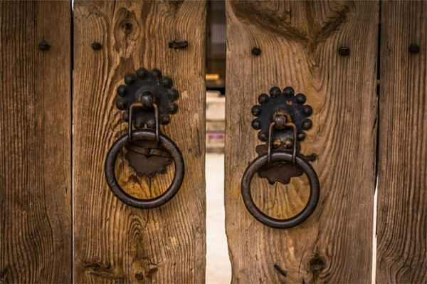 Những tín đồ Pagan giáo (nhóm người có nguồn gốc từ Đế quốc La Mã theo tín ngưỡng đa thần giáo) tin rằng các linh hồn xấu xa thường trú ngụ trong gỗ, vậy nên việc gõ vào các bề mặt bằng gỗ được coi như là hành động xua đuổi ma quỷ.