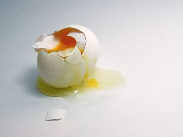 Mắt quỷ xuất hiện trong nhiều nền văn hóa và tín ngưỡng trên thế giới. Ở Bolivia, một cách mê tín để hóa giải tác động từ mắt quỷ là chà quả trứng lên người bị ảnh hưởng, đập vào một cốc nước, rồi đặt dưới giường người đó.