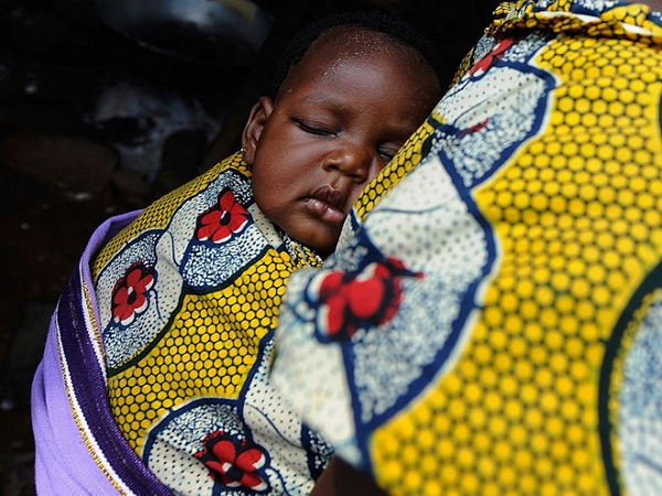 Đừng bao giờ hôn một đứa trẻ người Nigeria lên môi. Người dân tin điều đó sẽ khiến đứa trẻ chảy dãi khi lớn lên.