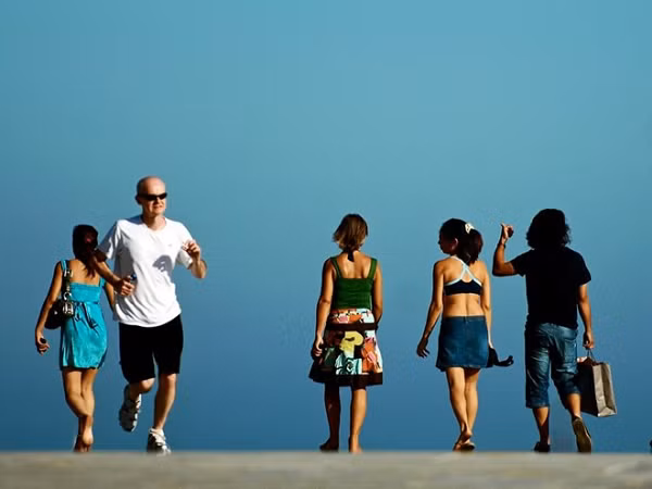 Đi giật lùi bị cho là đem lại xui xẻo ở Italy và Bồ Đào Nha. Tương truyền, việc đi giật lùi sẽ chỉ đường cho ma quỷ tới chỗ bạn và khiến bạn khổ sở.