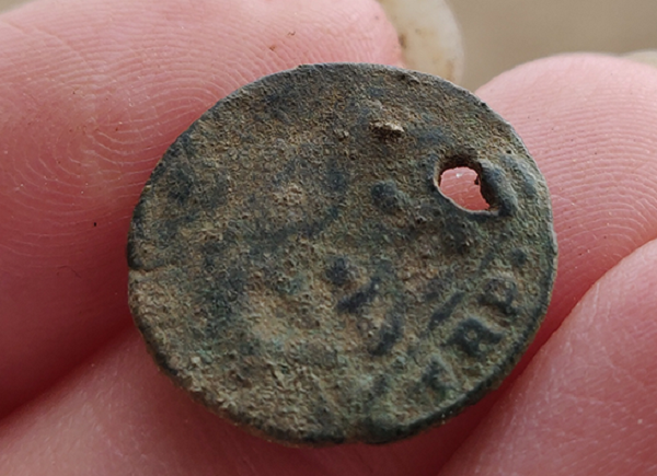 Theo người phát ngôn của hạt Suffolk, họ đã tìm ra "xưởng kho báu" của người Anglo Saxon này từ tàn tích các mảnh kim loại nóng chảy và xỉ đồng, cho thấy dấu hiệu của nghệ luyện kim.