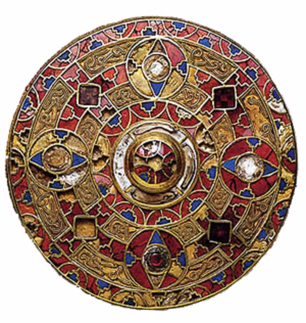 Một cuộc khai quật lớn, quy tụ nhiều nhà khảo cổ lẫn 150 tình nguyện viên với hầu hết là trẻ em từ trường tiểu học Rendlesham gần đó, đã được tổ chức.