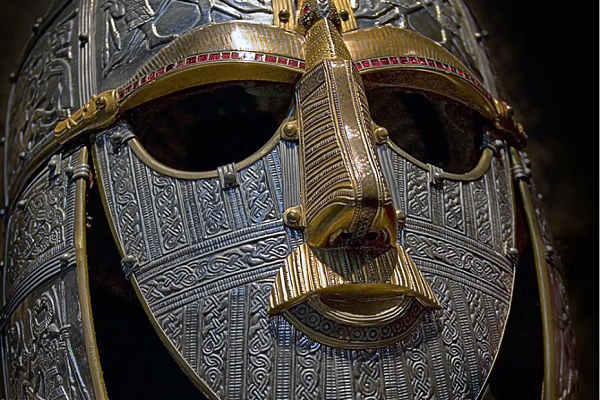 Theo các nhà khảo cổ, rất nhiều món đồ trong số vật tùy táng Anglo Saxon quý giá trong khu nghĩa trang Sutton Hoo đã được tạo ra bởi công xương vừa khai quật.