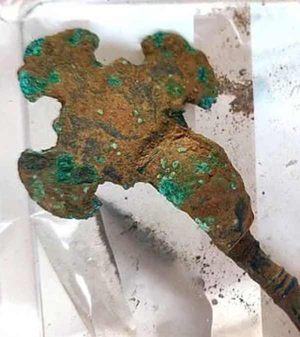 Tuy nhiên, những gì vừa khai quật có thể mới là một phần của cả một trung tâm thủ công nghiệp rộng lớn, nơi những người Anglo Saxon cổ đại thể hiện tài năng chế tạo những đồ vật như đến từ tương lai của mình.