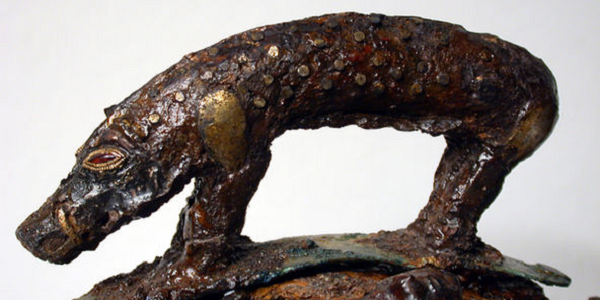 Nhiều châu báu làm từ vàng, bạc, đá quý kỳ lạ và đẹp mắt, với nhiều nguyên liệu nhập khẩu, đã được tìm thấy tại di tích đặc sắc này.