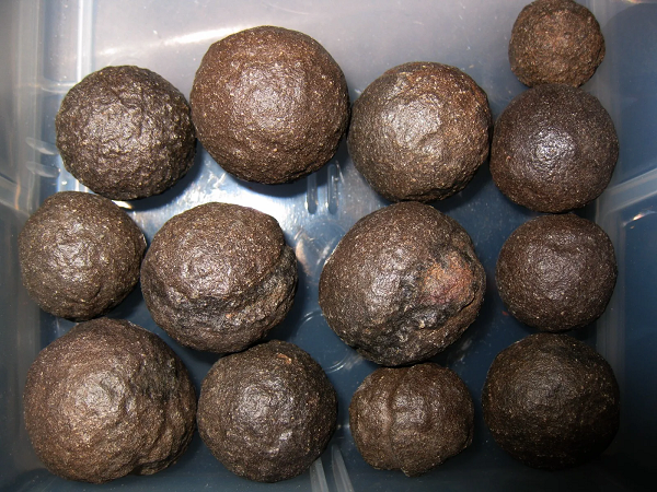 Nhà địa chất Dave Crosby tiến hành nghiên cứu ở Utah, nơi phát hiện ra các viên bi Moqui, ban đầu đưa ra giả thuyết về một vụ va chạm thiên thạch làm phân tán những khối cầu nóng chảy, sau đó cô đặc lại trên cát. Tuy nhiên, khi nghiên cứu sâu hơn, Crosby không tìm thấy bất kỳ bằng chứng nào về tác động của vụ va chạm thiên thạch.