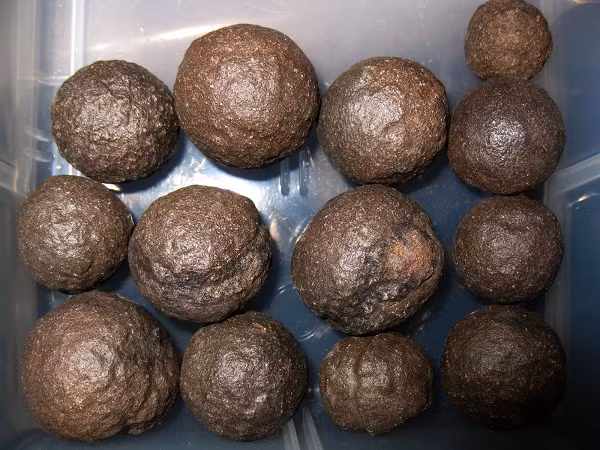 Nhà địa chất Dave Crosby tiến hành nghiên cứu ở Utah, nơi phát hiện ra các viên bi Moqui, ban đầu đưa ra giả thuyết về một vụ va chạm thiên thạch làm phân tán những khối cầu nóng chảy, sau đó cô đặc lại trên cát. Tuy nhiên, khi nghiên cứu sâu hơn, Crosby không tìm thấy bất kỳ bằng chứng nào về tác động của vụ va chạm thiên thạch.