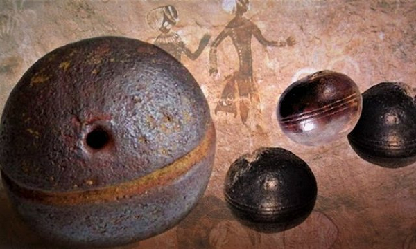 Roelf Marx, người quản lý bảo tàng Klerksdorp (Nam Phi), nơi lưu giữ những khối cầu Klerksdorp mô tả: Klerksdorp có niên đại khoảng 2,8 tỷ năm tuổi, với bề mặt rất cứng và cấu trúc dạng sợi bên trong.