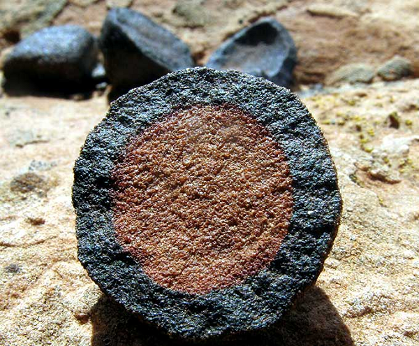 Tại Utah, người ta cũng tìm thấy các khối cầu tương tự gọi là viên bi Moqui hoặc quả bóng Moqui, với niên đại khoảng 2 triệu năm. Viên bi Moqui có lõi bên trong bằng cát và lớp vỏ bên ngoài cứng, làm từ oxit sắt.