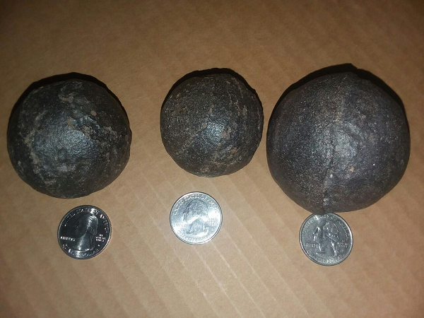 Các khối cầu có cấu trúc dạng sợi bên trong, và một lớp vỏ bọc bên ngoài cứng như thép, không thể bị trầy xước. Bên trong khối cầu là một chất giống như than củi nhưng mềm và xốp như bông.