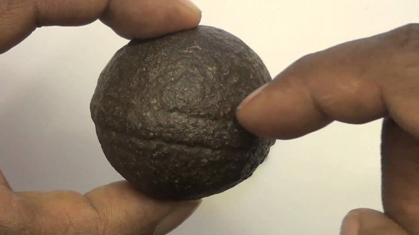 Thể theo thuyết tiến hóa, các khối cầu được tìm thấy ở châu Phi có niên đại từ thời con người còn chưa tồn tại trên Trái đất. Điều này thực sự vô cùng khó hiểu dựa trên các tri thức hiện hữu.