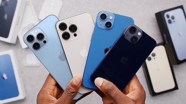 Một người khác tiết lộ: “Pin điện thoại của tôi hoạt động không bình thường và nó liên tục bị đóng băng, thế nên, tôi đã khởi động lại nó và cũng bị màn hình hồng. Tôi sử dụng iPhone 13 Pro.”