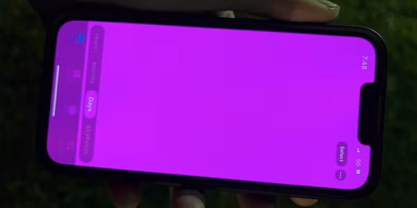 Một số người dùng đã phàn nàn trên diễn đàn rằng họ gặp phải tình trạng màn hình iPhone 13 Pro tự chuyển sang màu hồng và bỗng dưng bị giật, lag, crash. Hiện tượng này diễn ra tự phát trong một thời gian ngắn.