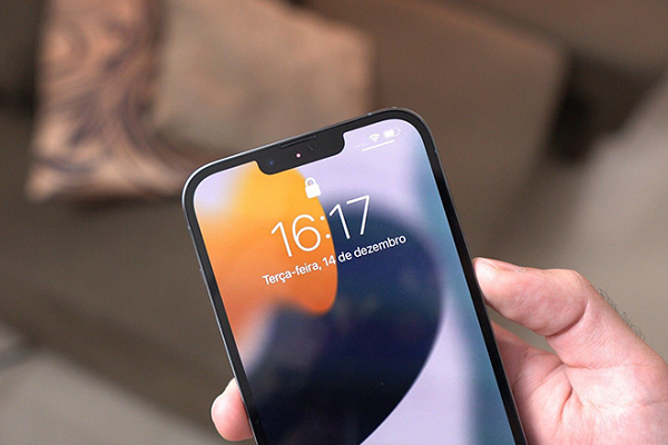 Các hình ảnh chụp lại các thiết bị iPhone 13 gặp lỗi hệ thống cũng đã xác nhận điều này, khi mà toàn bộ màn hình chuyển sang màu hồng, nhưng các biểu tượng như đồng hồ, cột sóng, viên pin cũng như thanh vuốt cử chỉ vẫn có màu trắng bình thường. Nếu là lỗi phần cứng thì rõ ràng các biểu tượng này cũng phải có màu hồng.