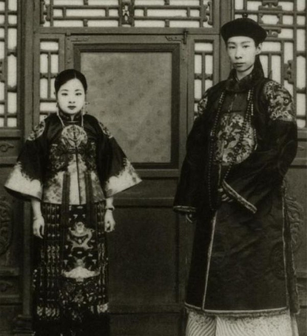 Bức ảnh chụp một vị vương gia và tiểu thiếp của người này. Người phụ nữ trong ảnh có dung mạo đầy đặn, thanh tú mỹ lệ và trang phục trên người cũng rất đẹp đẽ.