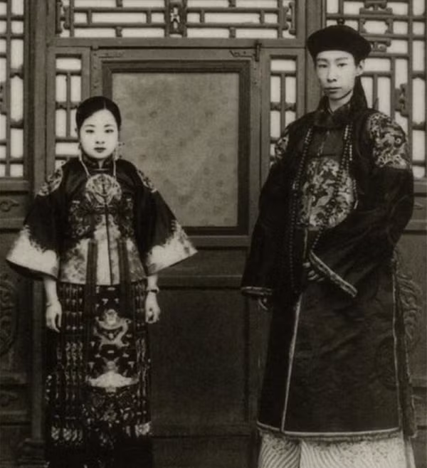 Bức ảnh chụp một vị vương gia và tiểu thiếp của người này. Người phụ nữ trong ảnh có dung mạo đầy đặn, thanh tú mỹ lệ và trang phục trên người cũng rất đẹp đẽ.