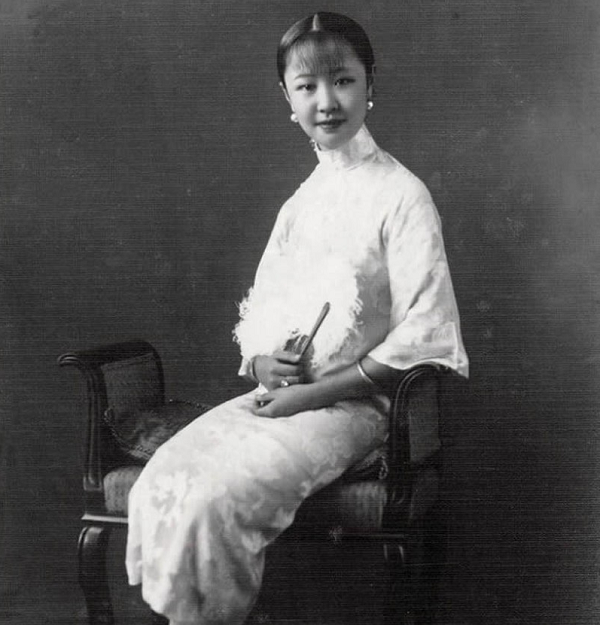 Một người em gái cùng cha cùng mẹ khác của Hoàng đế triều Thanh cuối cùng Phổ Nghi. Cô tên là Ái Tân Giác La Uẩn Dĩnh. Uẩn Dĩnh là em gái thứ 3 của Phổ Nghi, được gọi là Tam cách cách. Cô có tên tiếng Anh là Lily.