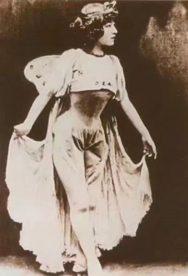 Hình ảnh vũ công ba lê nổi tiếng Dụ Dung Linh (sinh năm 1883). Cô là con lai có bố là người Mỹ.