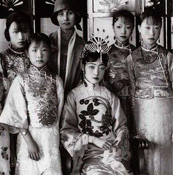 Hoàng hậu Uyển Dung (người ngồi giữa) và một vài nữ nhân trong hậu cung. Uyển Dung xuất thân từ gia tộc Quách Bố La thị.