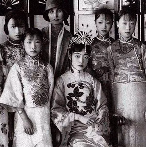 Hoàng hậu Uyển Dung (người ngồi giữa) và một vài nữ nhân trong hậu cung. Uyển Dung xuất thân từ gia tộc Quách Bố La thị.