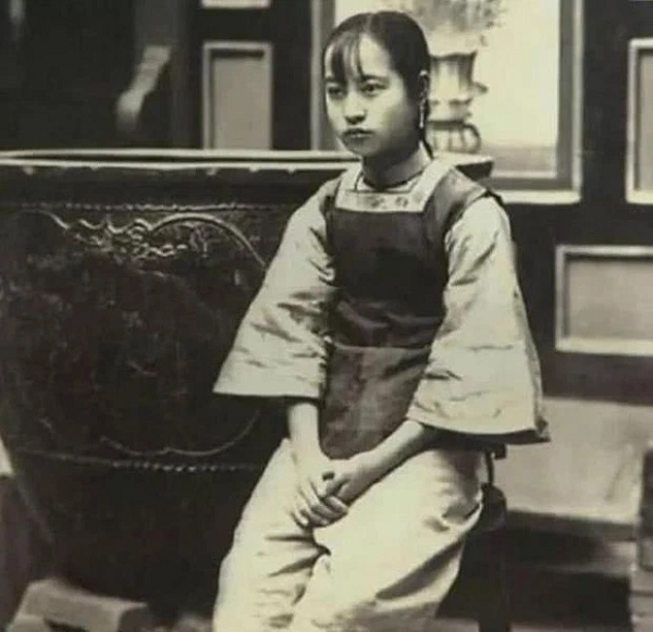 Dựa vào cách ăn mặc, cô gái trong hình không có địa vị cao quý. Các nhà nghiên cứu cho rằng đây là hình ảnh của một hầu gái nhưng vẫn khiến mọi người trầm trồ vì vẻ xinh đẹp