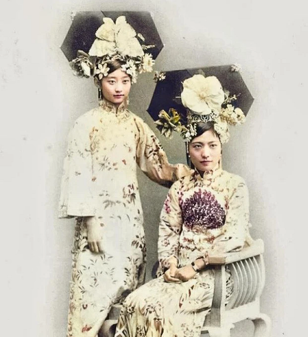 Vương Mẫn Đồng bên cạnh người bạn thân là tiểu thư Mạnh Tiểu Đông