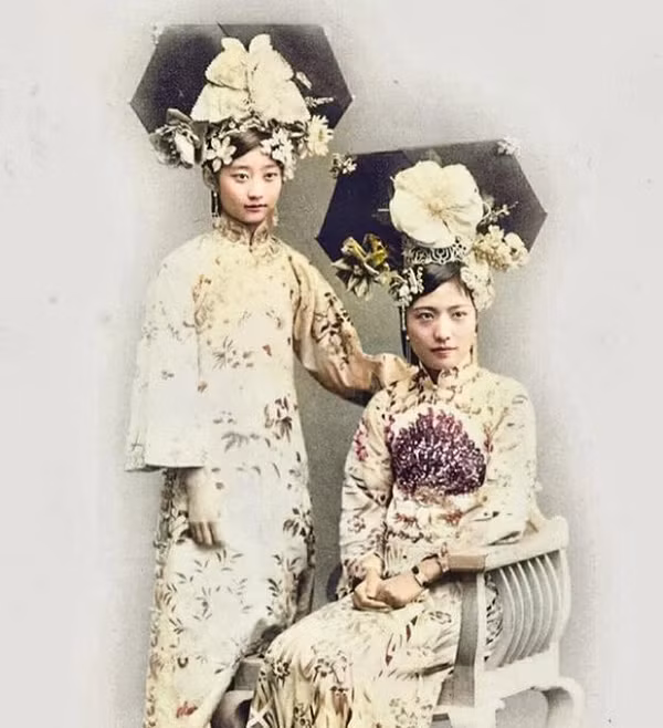 Vương Mẫn Đồng bên cạnh người bạn thân là tiểu thư Mạnh Tiểu Đông