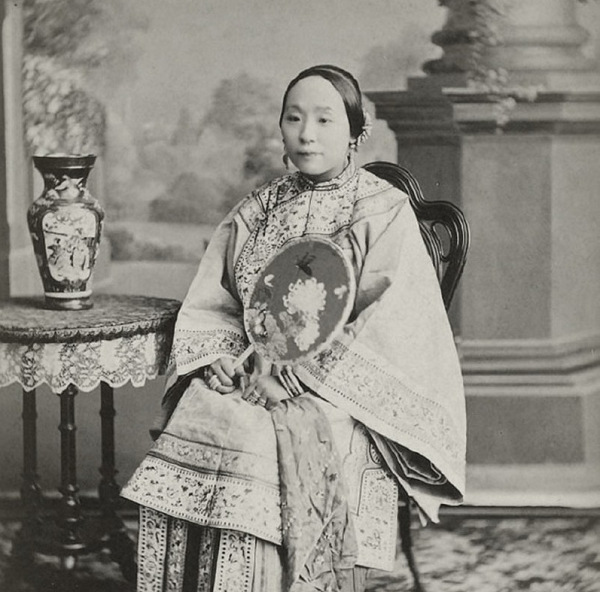 Bức ảnh một phụ nữ quý tộc quyền quý được chụp vào năm 1875.