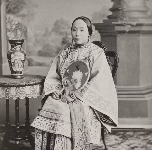 Bức ảnh một phụ nữ quý tộc quyền quý được chụp vào năm 1875.