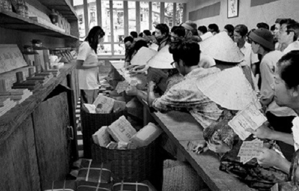 Ai cũng lo lắng làm sao mua cho hết tiêu chuẩn Tết của nhà mình. Từ ngày 20 Tết, các cửa hàng bách hóa bắt đầu đông nghịt.