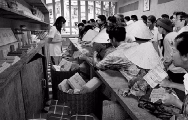 Ai cũng lo lắng làm sao mua cho hết tiêu chuẩn Tết của nhà mình. Từ ngày 20 Tết, các cửa hàng bách hóa bắt đầu đông nghịt.