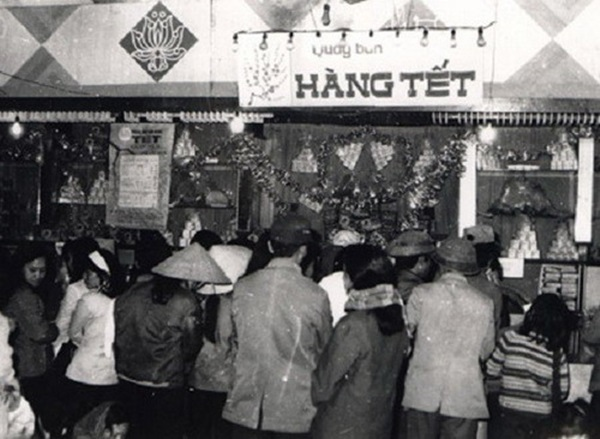Khung cảnh xếp hàng mậu dịch ở Hà Nội những năm 1960 - 1970 khi mua bán đồ Tết.