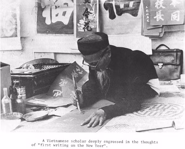 Trên phố, một ông đồ đang ngồi viết chữ.