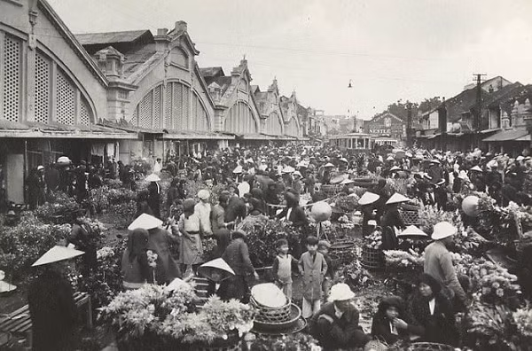 Chợ Đồng Xuân ngày Tết tấp nập người mua bán.