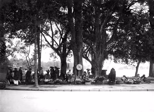 Chợ Tết họp bên Hồ Gươm.