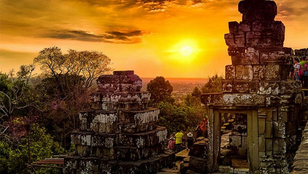 Trong tiếng Phạn, các quy tắc tương tự cũng được tuân theo: có tổng cộng 54 chữ cái, đại diện cho hai giới tính, và chúng được gọi là Shiva và Shakti. Ngoài ra, 54 x 2 = 108.