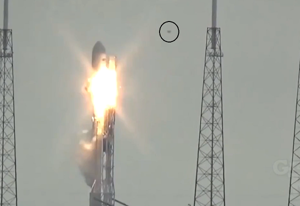 Tuy nhiên, các nhân viên không được phép mang điện thoại di động khi làm việc vì lý do an toàn nên anh này không thể quay phim hay chụp ảnh để chứng minh.