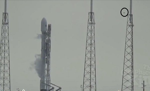 Một người sử dụng mạng xã hội Reddit tên "Rainbowfish4" tự nhận là thợ hàn ở Trung tâm Vũ trụ Kennedy, làm việc tại bệ phóng ở thời điểm tên lửa phát nổ, khẳng định có những tia sáng kỳ lạ xuất hiện trên bầu trời phía trên bệ phóng khi tên lửa sẵn sàng phóng thử.