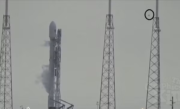 Một người sử dụng mạng xã hội Reddit tên "Rainbowfish4" tự nhận là thợ hàn ở Trung tâm Vũ trụ Kennedy, làm việc tại bệ phóng ở thời điểm tên lửa phát nổ, khẳng định có những tia sáng kỳ lạ xuất hiện trên bầu trời phía trên bệ phóng khi tên lửa sẵn sàng phóng thử.