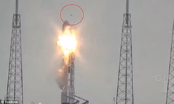 Trước đó, một tài khoản Youtube mang tên Graphics King chia sẻ hình ảnh quay chậm cho thấy một vật thể màu đen bay qua ngay phía trên tên lửa Falcon 9 khi nó phát nổ tại Trạm Căn cứ Không quân Cape Canaveral ở Florida, Mỹ.