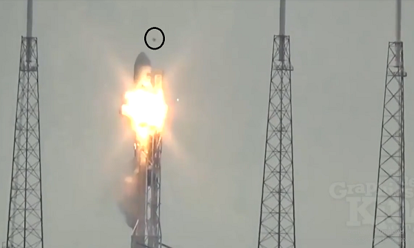 Các thợ săn UFO cho rằng vật thể bất thường bay qua ở cùng thời điểm xảy ra vụ nổ là bằng chứng về cuộc không kích của người ngoài hành tinh nhắm vào tên lửa của công ty SpaceX.