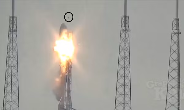 Các thợ săn UFO cho rằng vật thể bất thường bay qua ở cùng thời điểm xảy ra vụ nổ là bằng chứng về cuộc không kích của người ngoài hành tinh nhắm vào tên lửa của công ty SpaceX.